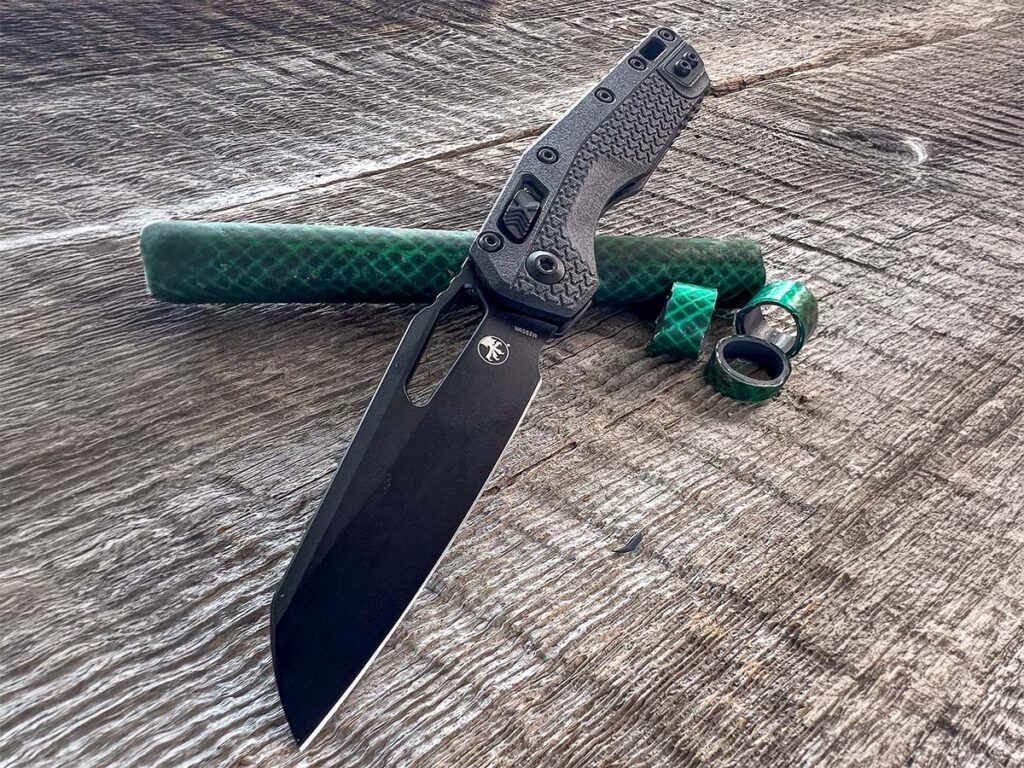 Тактическая версия складного ножа Microtech MSI выполнена из полимера и представлена в черном цвете. Она выделяется среди других моделей, сохраняя при этом элегантный вид. MSI polymer также доступен в различных цветах рукояти и отделки лезвий, включая технологию Cerakote®.