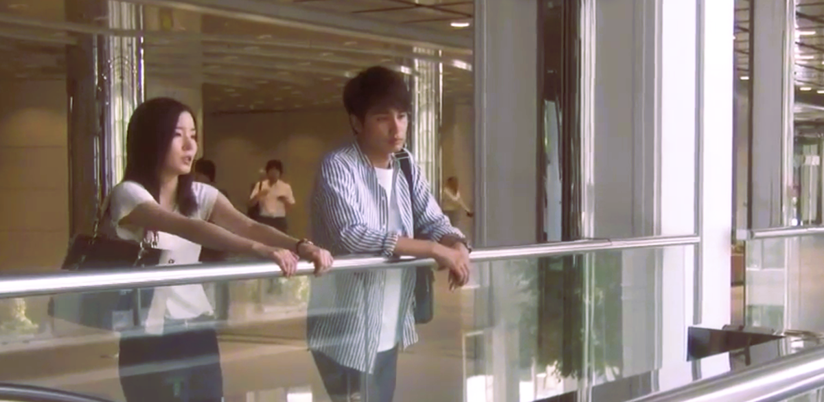 В кадре исполнители главных ролей Рэнбуцу Мисако и Накамура Аой