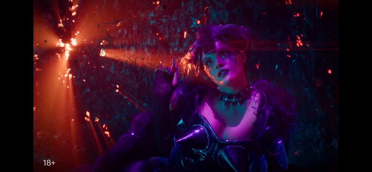 Кадр из сериала «Король и шут». Валери Зоидова в роли Повелительницы мух. 