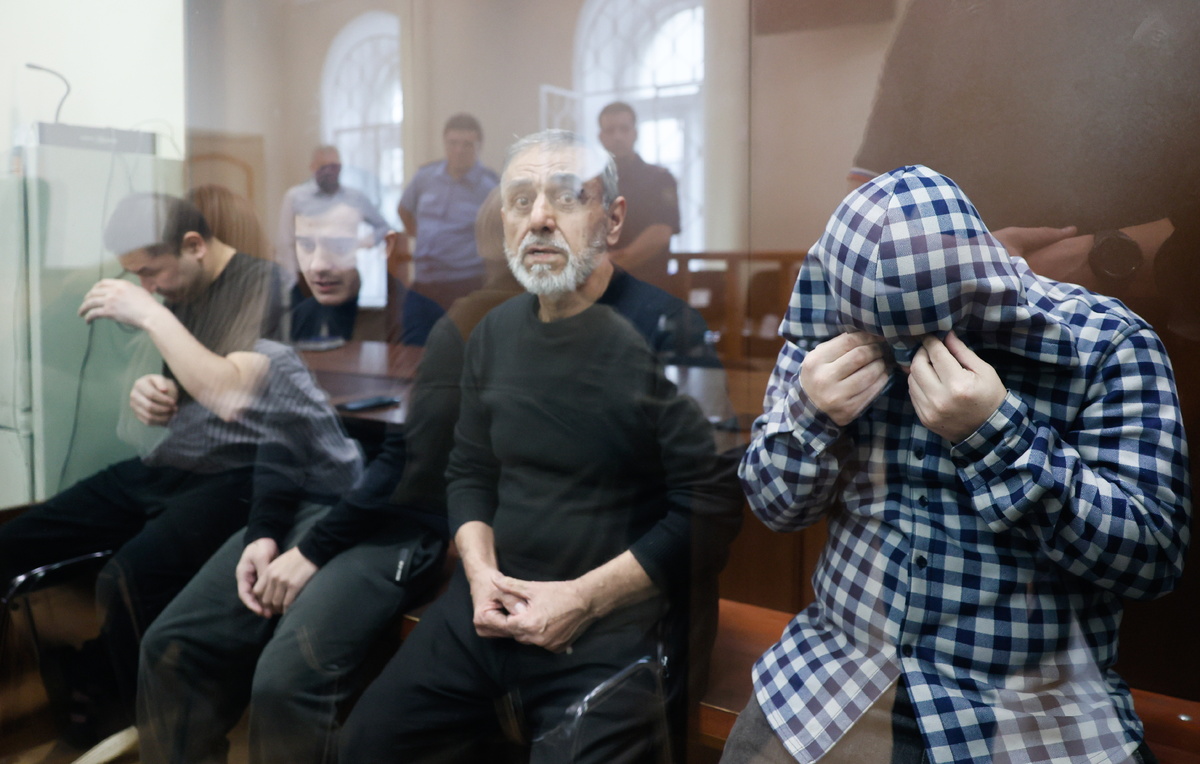    Аминчон, Исроил, Диловар Исломовы и Алишер Касимов  Юлия Морозова/ТАСС