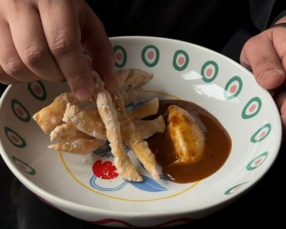 Хворост со сметаной и хлебной карамелью в «Ба!»