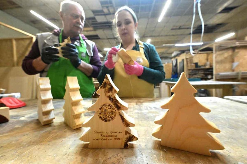    Главная новогодняя ель страны, которая до недавнего времени украшала Соборную площадь Московского Кремля, обретает новое существование Евгения ГУСЕВА