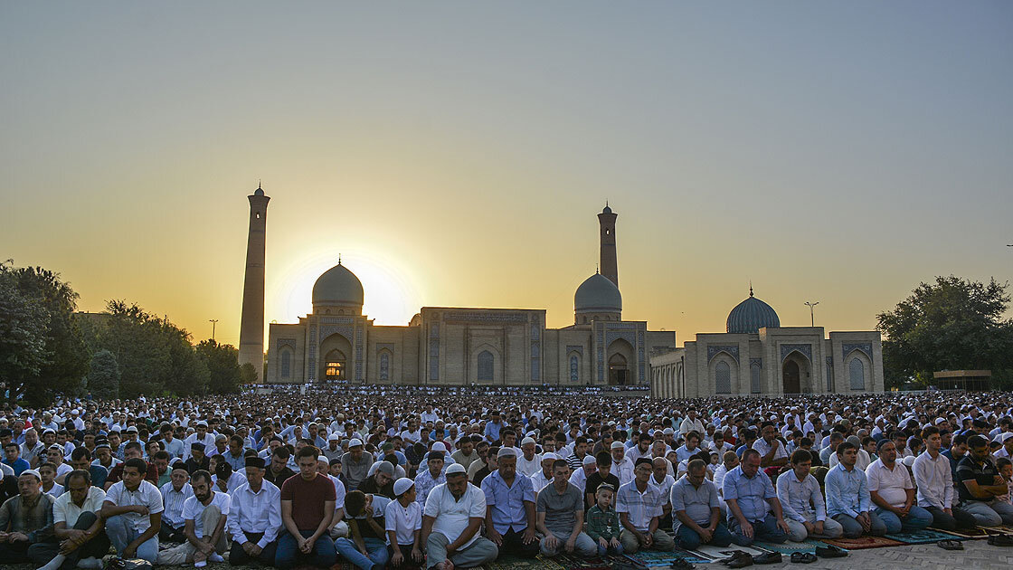    Праздничный намаз в городе Хивы, Узбекистан.