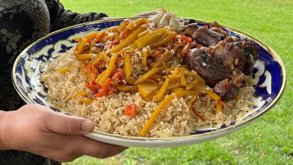    Традиционно праздничный узбекский плов подается в большой расписной тарелке – лягане и ставится в центр стола.