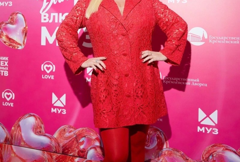 Семенович утонула в красном, Чеботина засияла в розовом: 10 образов звёзд МУЗ-ТВ