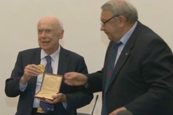 Джеймс Уотсон получает свою нобелевскую медаль. Москва, 2015 год. Фото в свободном доступе. 