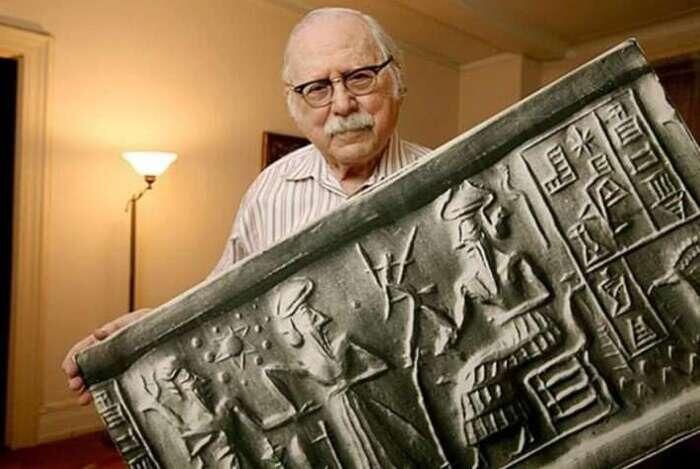 Ситчин родился 11 января 1920 года в Баку, Азербайджанская ССР, и умер 9 октября 2010 года в возрасте 90 лет.