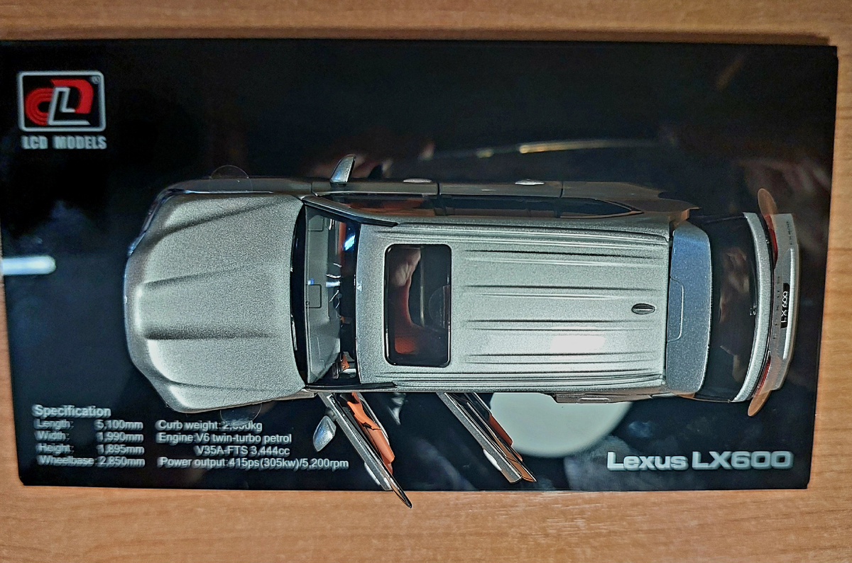 Модель Lexus LX600 1:43 от LCD Models, вид сверху. Фото автора