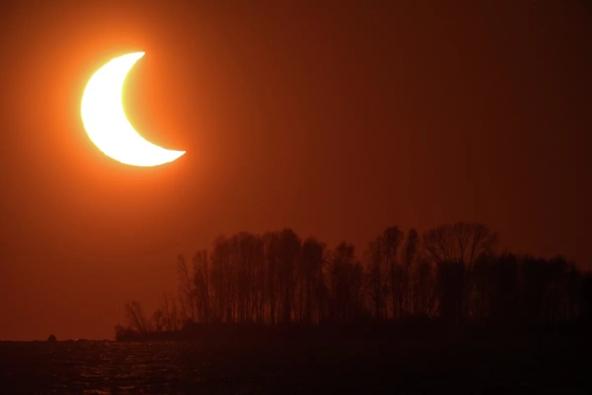    17 февраля Луна закроет Солнце, но не полностью: спутник окажется в дальней точке своей орбиты (она у Луны слегка вытянута) и будет выглядеть чуть меньше солнечного диска.