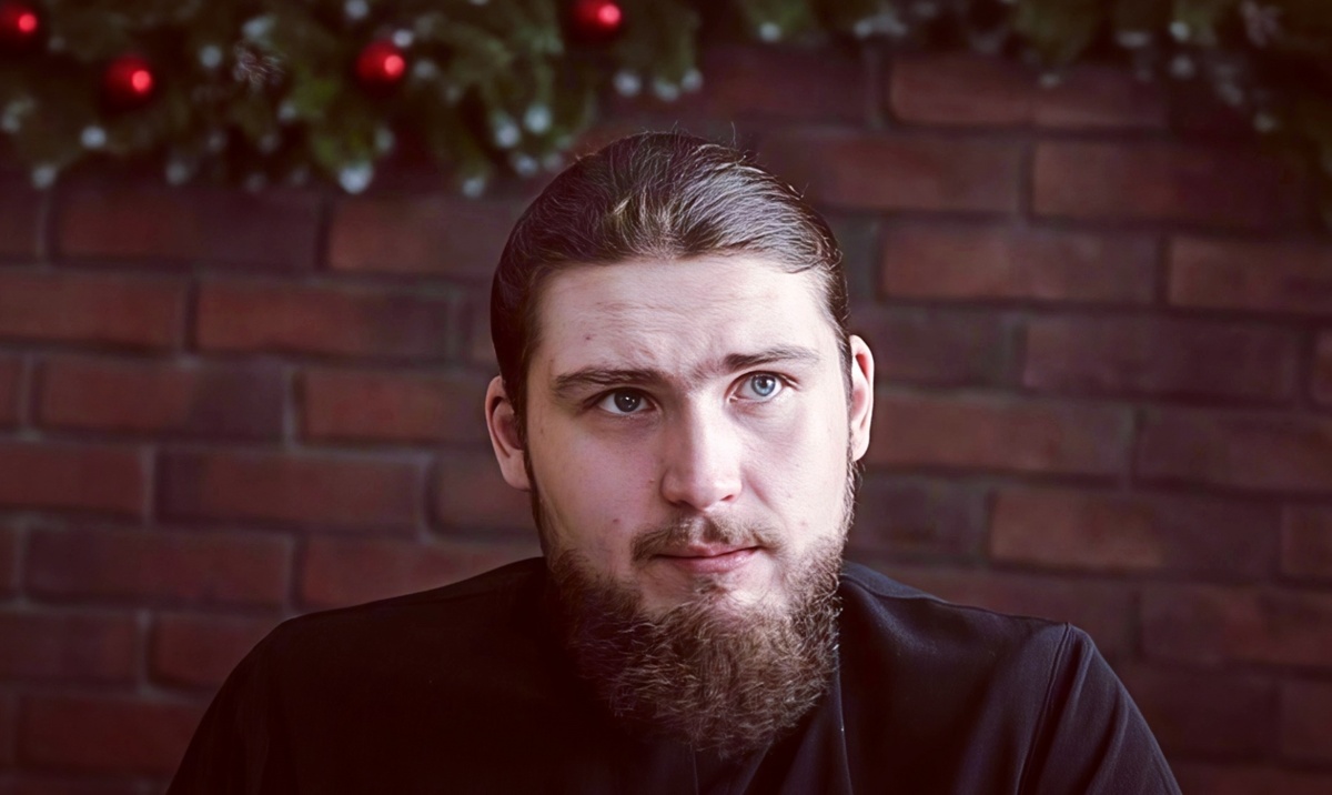 Николай Бабкин — иерей, клирик Свято-Никольского храма в Отрадном (г. Москва),  клинический психолог, блогер, отец четверых детей.