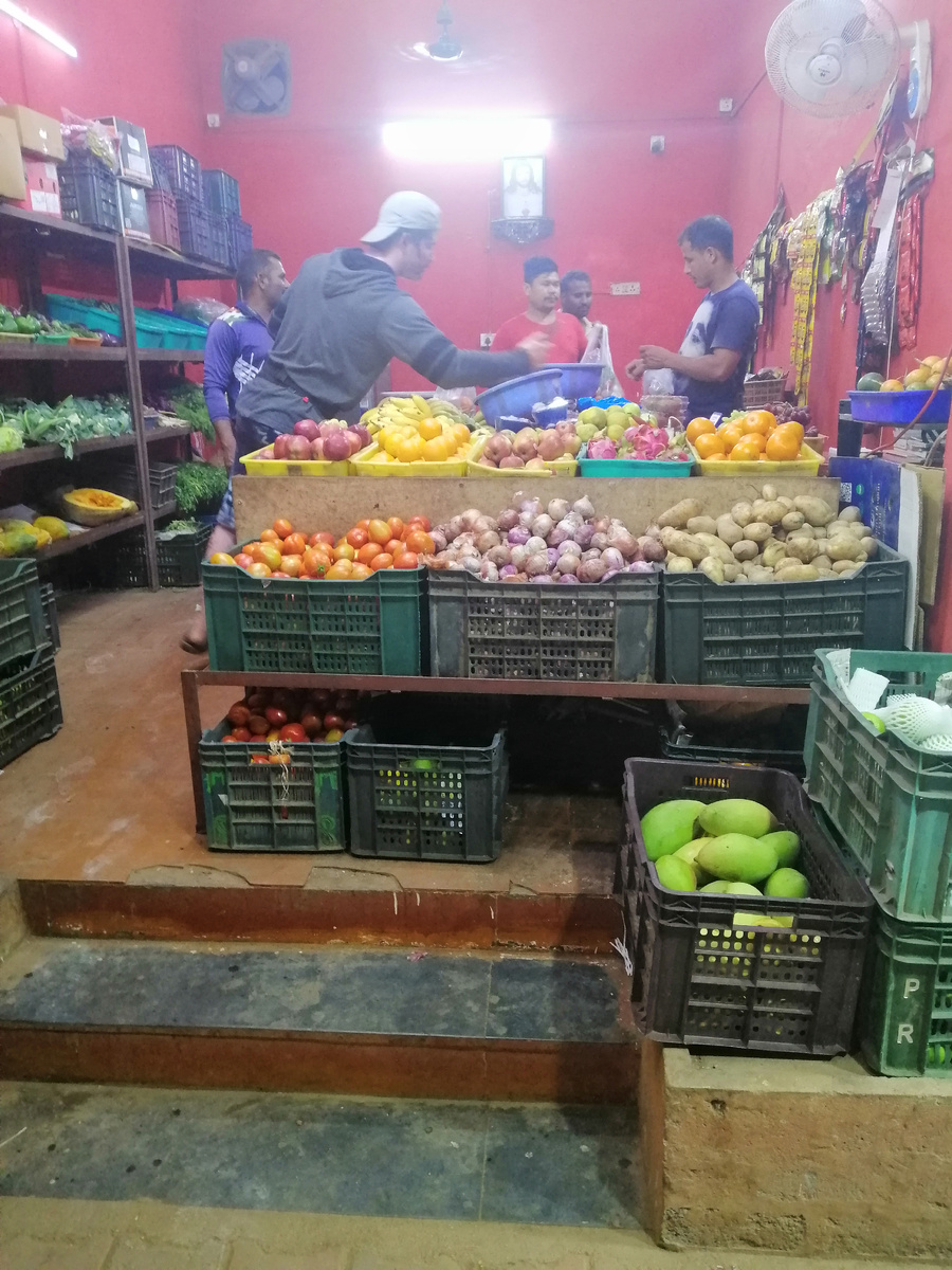 Фруктово-овощная лавка на повороте к моему отелю с "главной дороги". Фото сделано за пару дней до описываемых событий 🙂