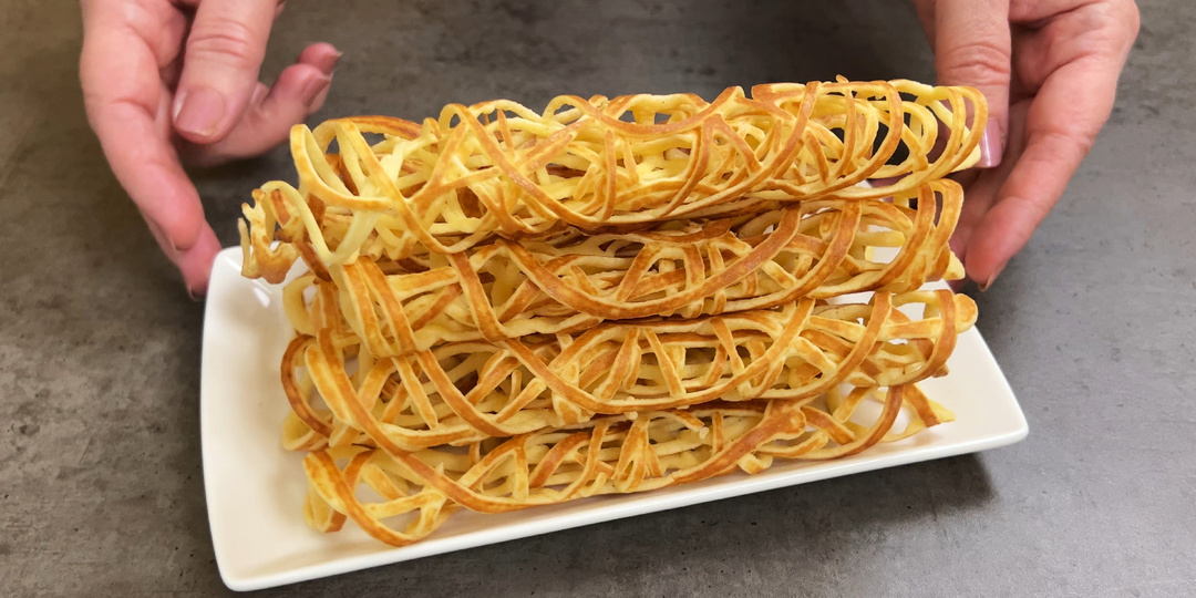 Наливаю тесто в обычный пакет и рисую на сковороде: хрустящие блинчики «Паутинка» за 5 минут