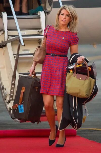 На фото Наташа Арчер несет из самолета одежду Кейт Миддлтон. Как правило помощницу и по совместительству стилиста не фотографировали. 