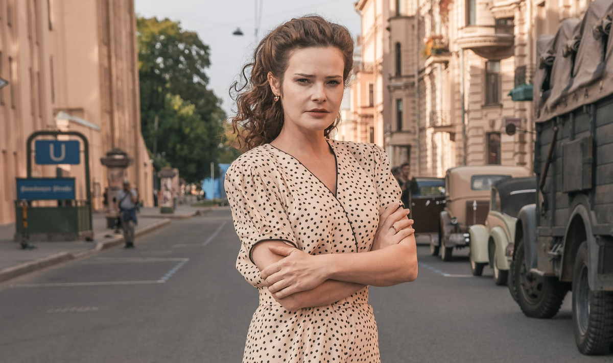 Анна Пескова в образе Дори. Кадр из сериала «Берлинская жара»