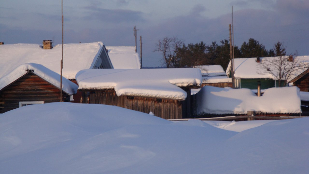 Фото автора, дома увязшие в снегу.