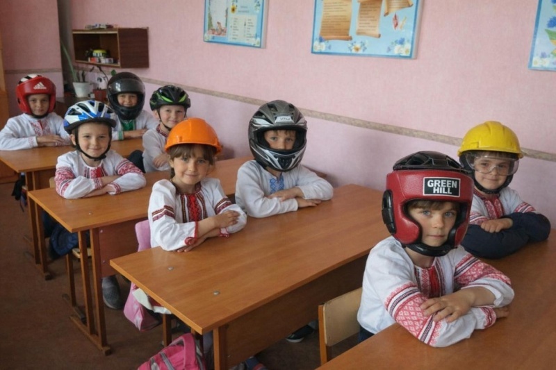    Шлем вместо кастрюли. Дисквалифицированного украинского спортсмена начали поддерживать полицейские и школьники