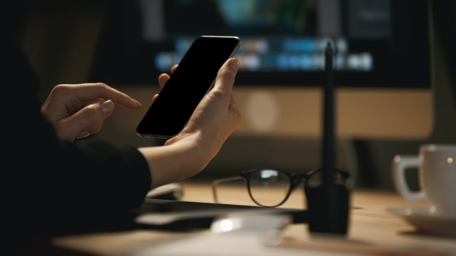 Фото: https://ru.freepik.com/free-photo/cropped-photo-young-woman-designer-chatting-by-phone_7851687.htm#fromView=search&page=1&position=0&uuid=22504e1a-7ad3-45f8-b691-02676ecfc10a&query=phone