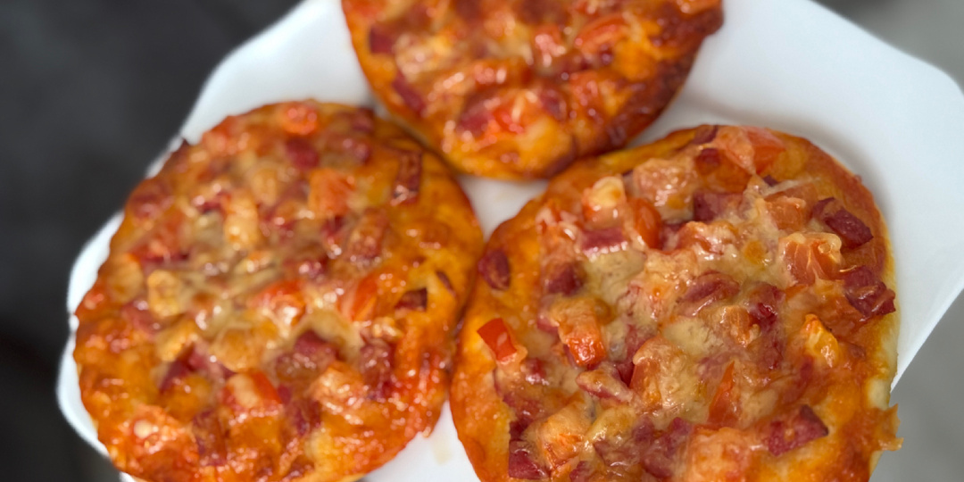 Мини-пицца. Лепешки с колбасой и сыром. 🍕
