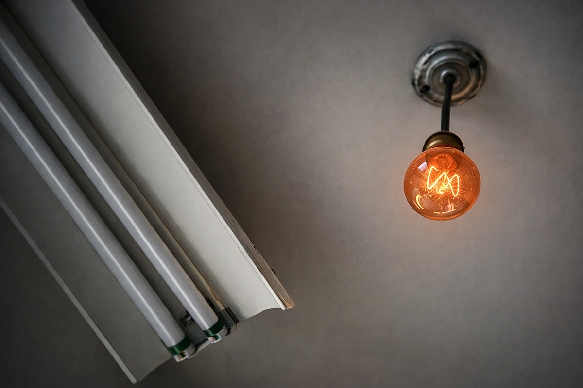 © Don Feria/For the S.F. Chronicle. Столетняя луковица неприметно горит в углу потолка пожарной части № 6 в Ливерморе.