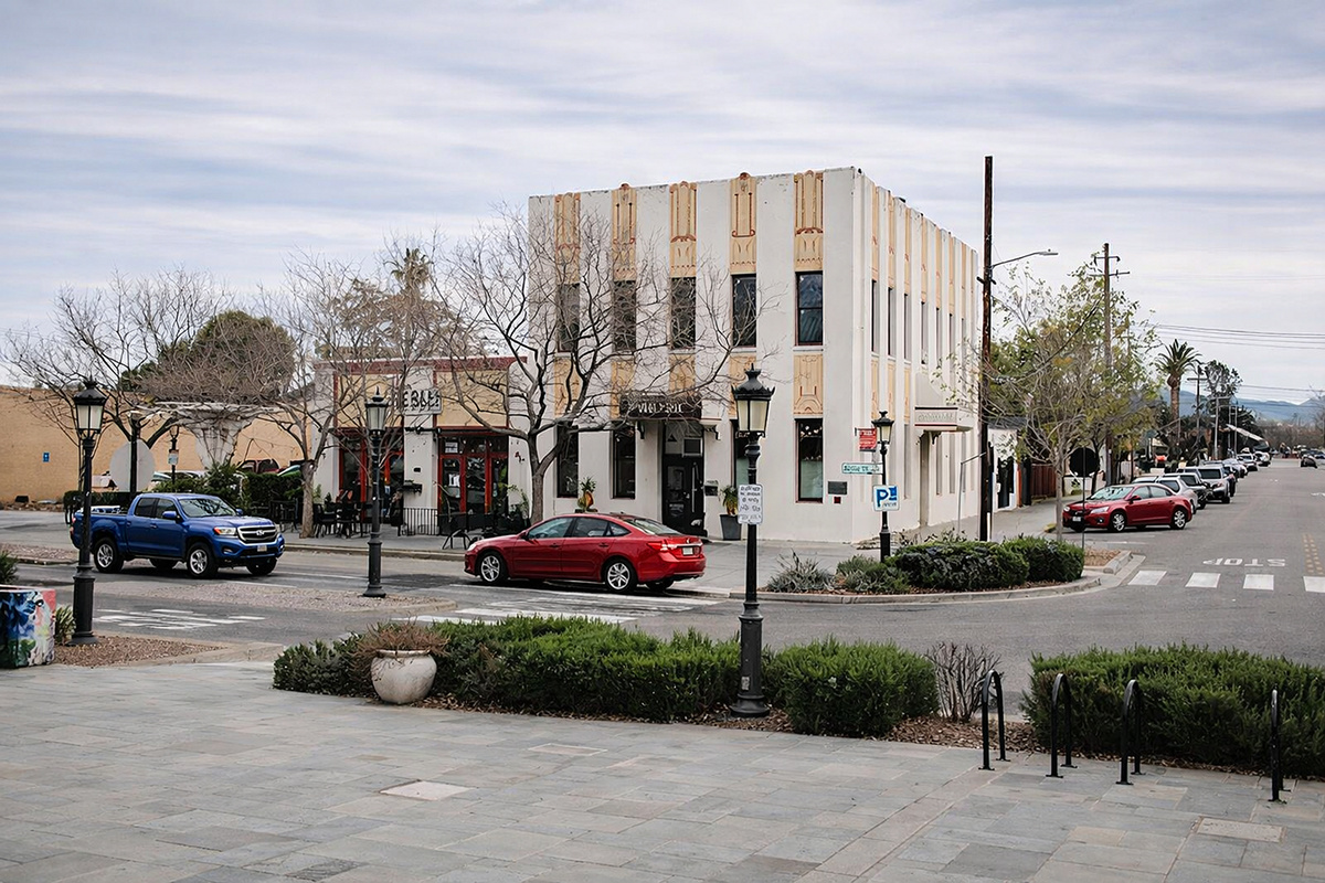 © Don Feria/For the S.F. Chronicle. Угловое здание было первой пожарной станцией в Ливерморе, где впервые установили «Столетнюю луковицу».