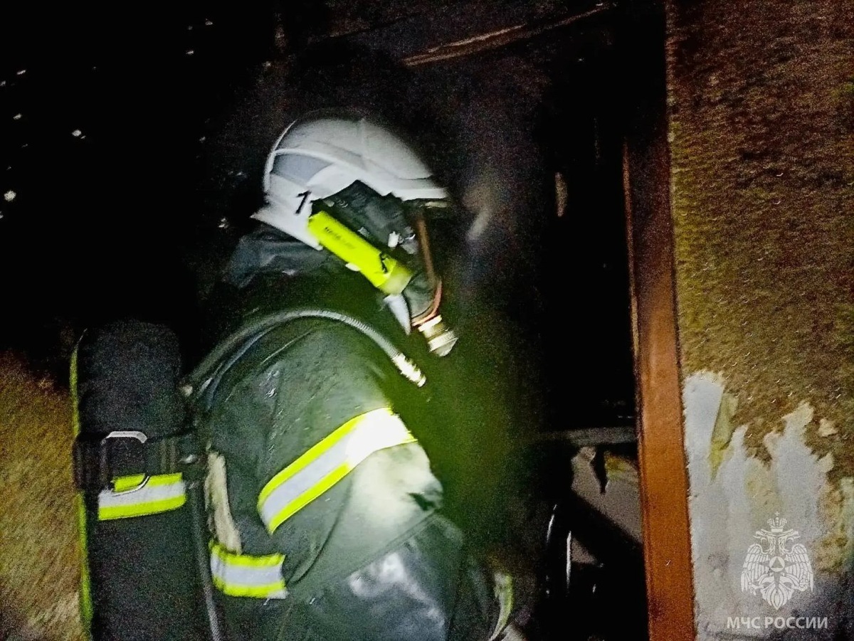    В Когалыме на пожаре в многоэтажке спасли четверых человек