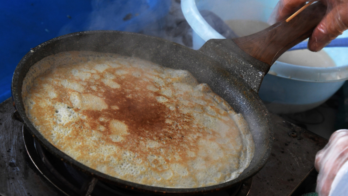    Сковорода сковородка в руке блины РИА