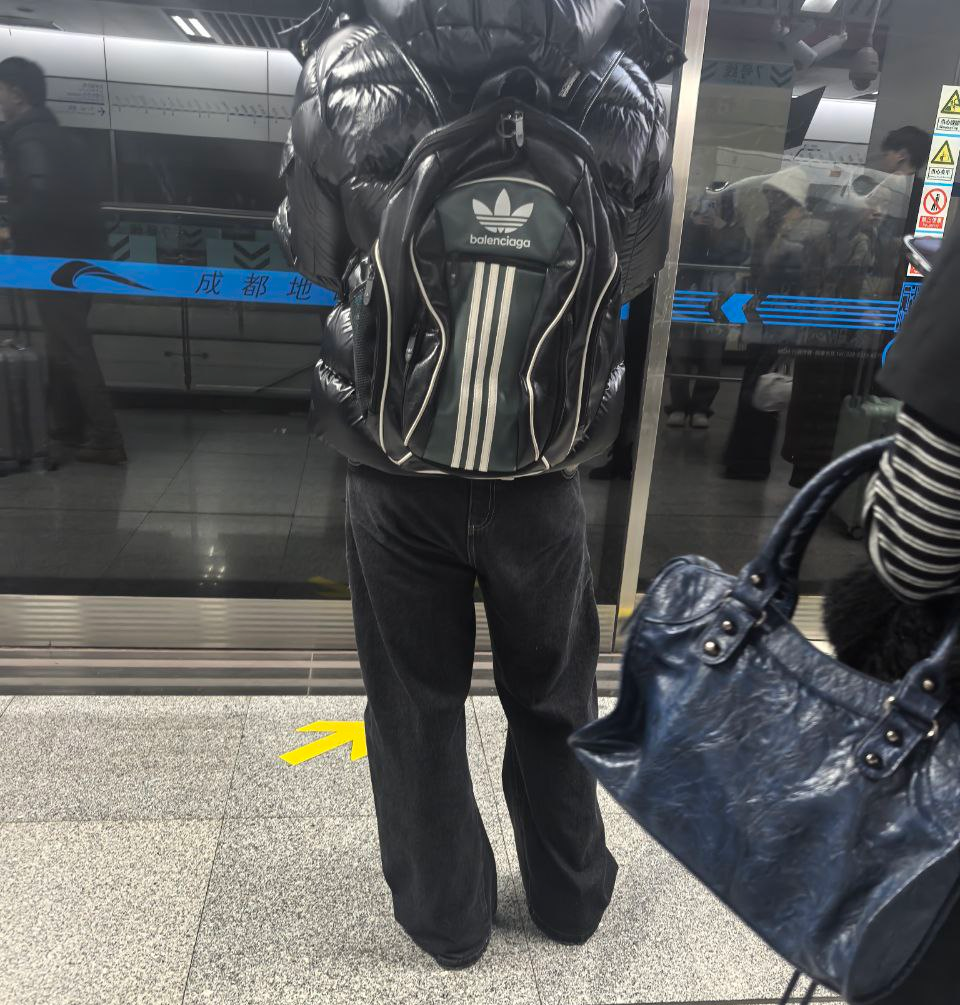 "Ширинка сзади"