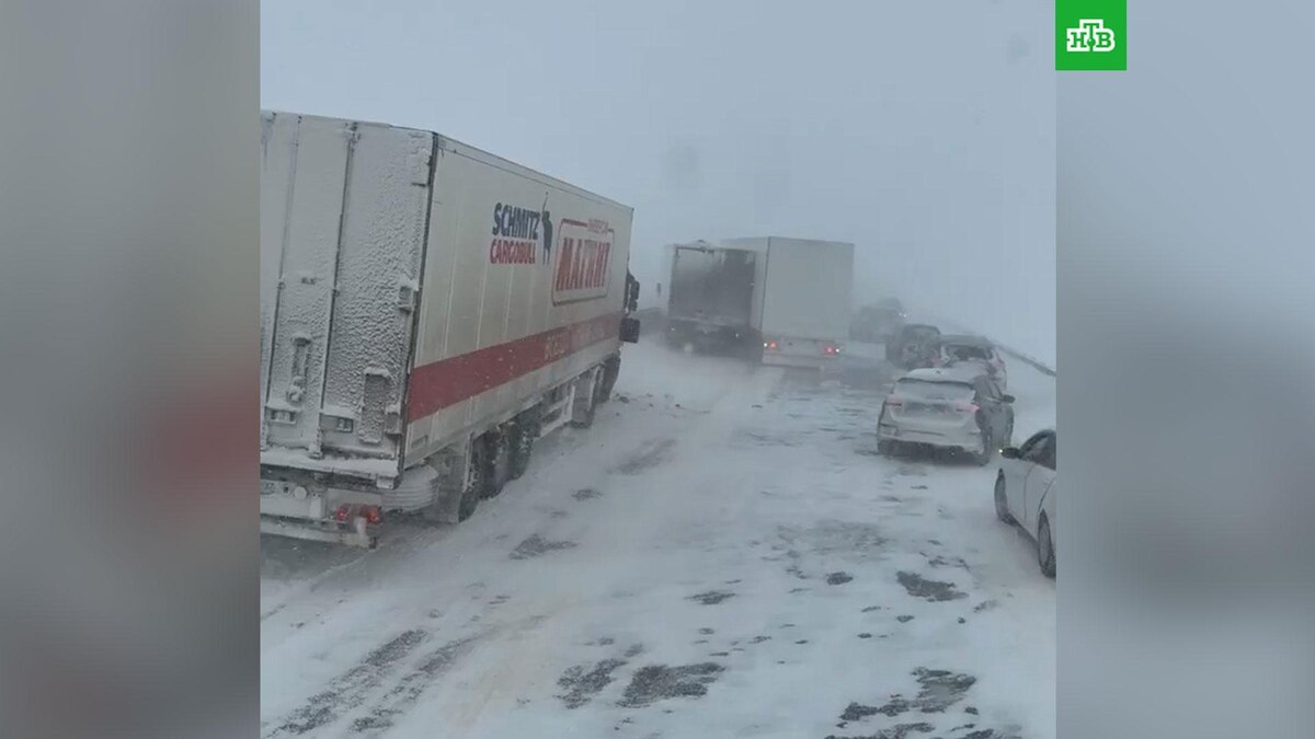    Трасса    М-4    в Тульской области встала    из-за    метели и ДТП