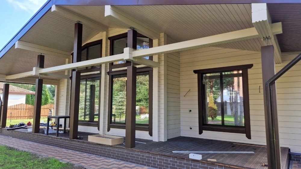 Пространство не давит — оно «дышит». Именно за это многие выбирают деревянные дома нового поколения.