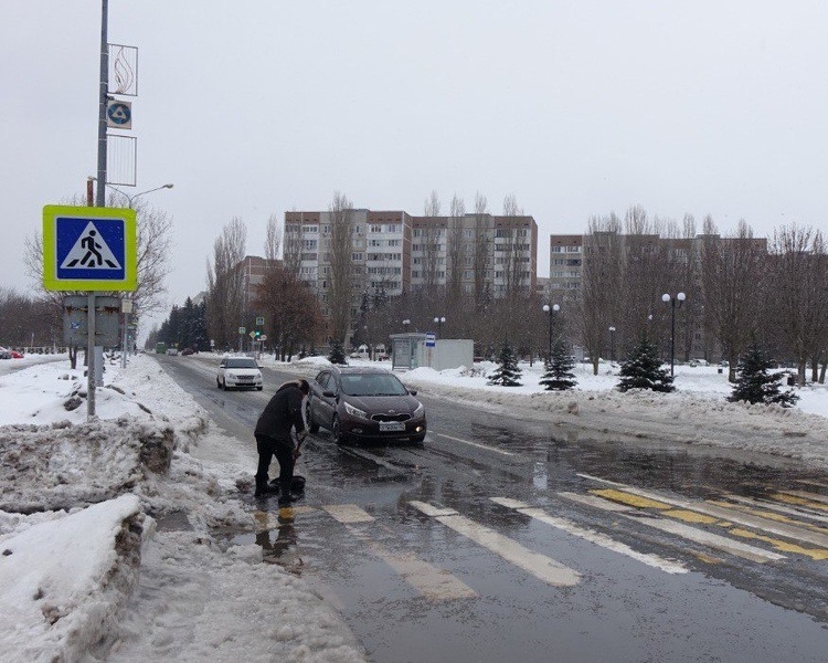     В Курчатове 122 человека участвуют в расчистке дорог от снега