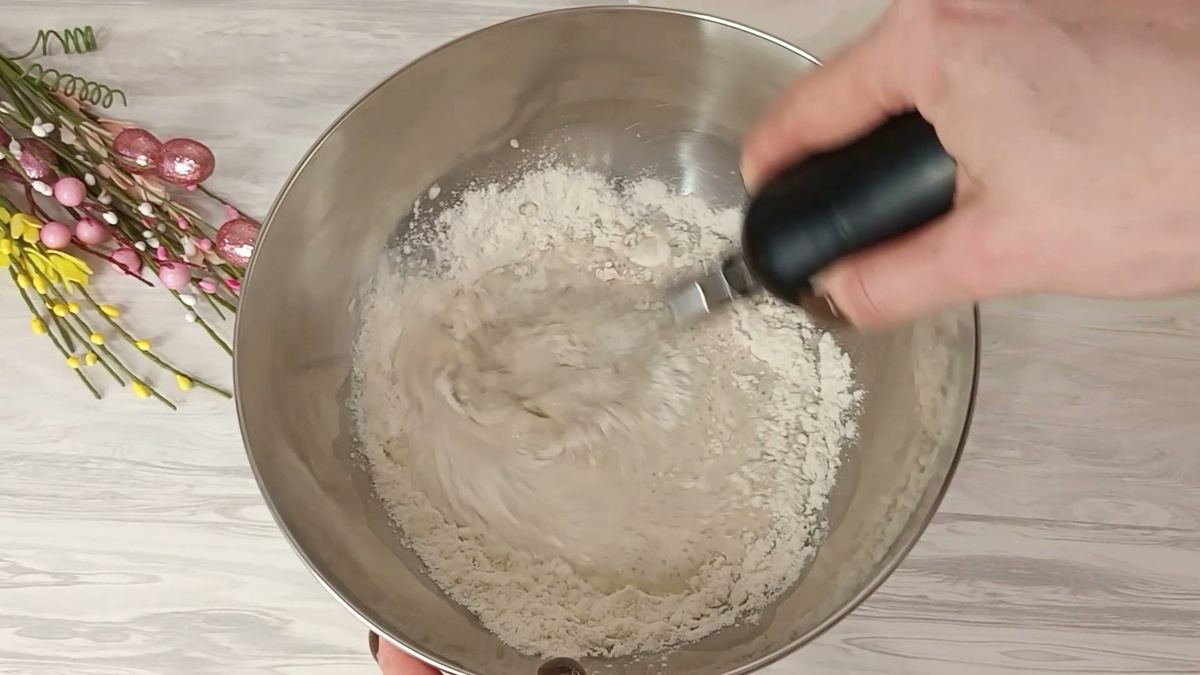 1. Готовим опару: в молоко комнатной температуры добавьте дрожжи, 2 ст. л. сахара и несколько столовый ложек муки.
Всё тщательно смешайте, накройте полотенцем. И оставьте на 15-20 минут в тёплом месте до поднятия.