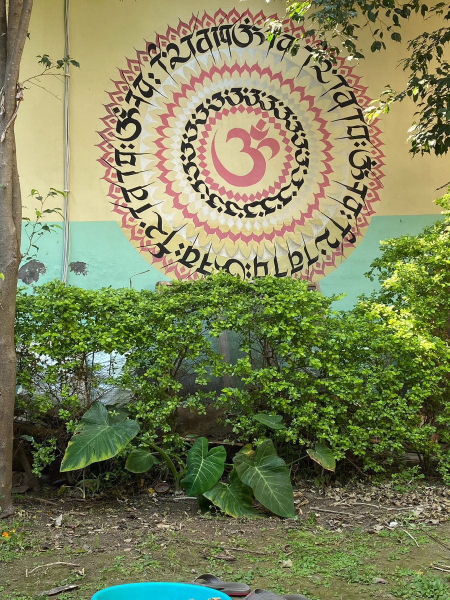 Мандала во дворике йога-школы, Индия, Ришикеш /фото автора/