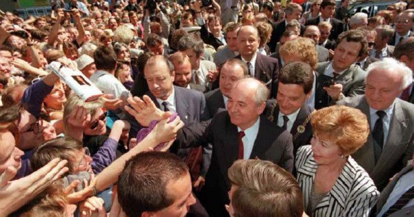 Горбачев общается с народом. из открытых источников