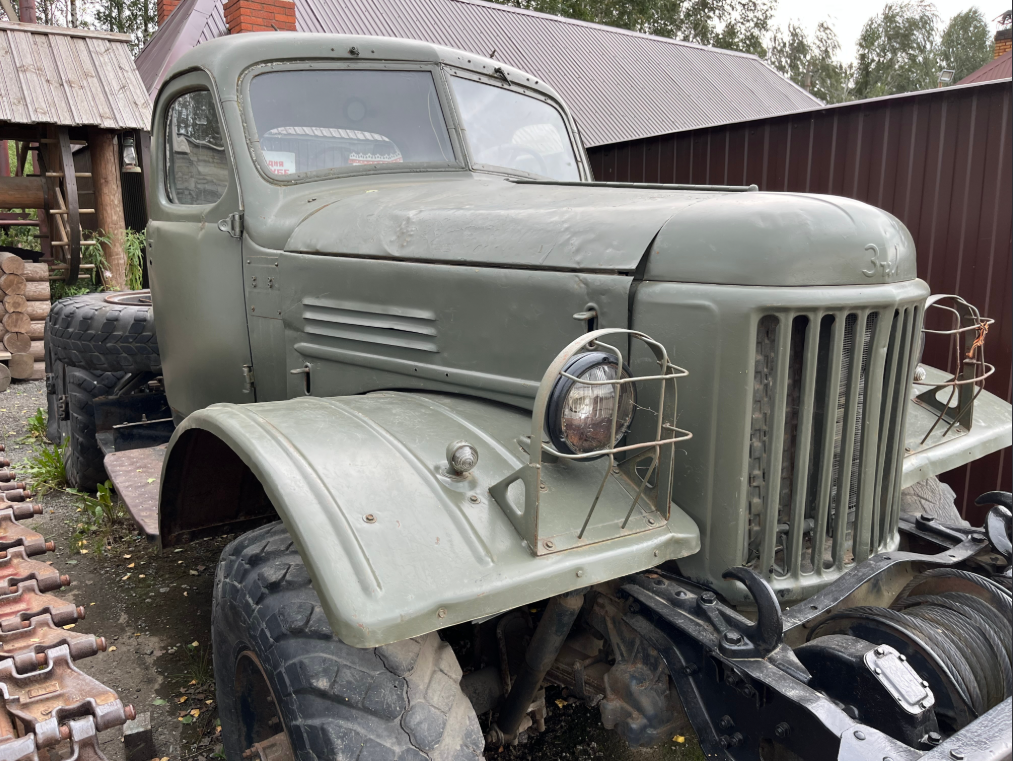 Фото старшего сына автора. Музей под открытым небом. ЗИЛ–157 собственной персоной. В последнее время автор часто встречает, что ЗИЛ–157 называют "Захар". По мнению автора, если память не изменяет, "Захаром" называли ЗИЛ–164. А ЗИЛ–157 это "Колун". А вы как думаете?