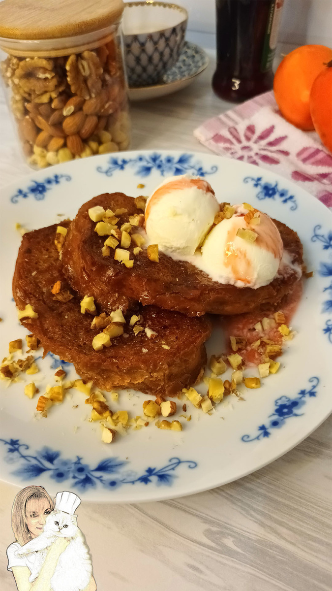 Ингредиенты:
• батон белый - 4 толстых ломтика
• двойной эспрессо - 60 мл.
• сливки 33% - 100 мл.
• яйцо - 1 шт.
• сахар - 2 ст.л.
• сливочное масло - 30 гр.
• соль - щепотка

Украшение:
• мороженое
• сироп
• орехи

Приготовление: