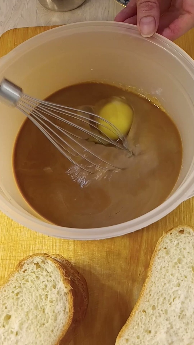 1. Батон нарезать на толстые ломтики.
2. В миску налить сливки и эспрессо, добавить 1 яйцо, щепотку соли,
сахар и перемешать венчиком.