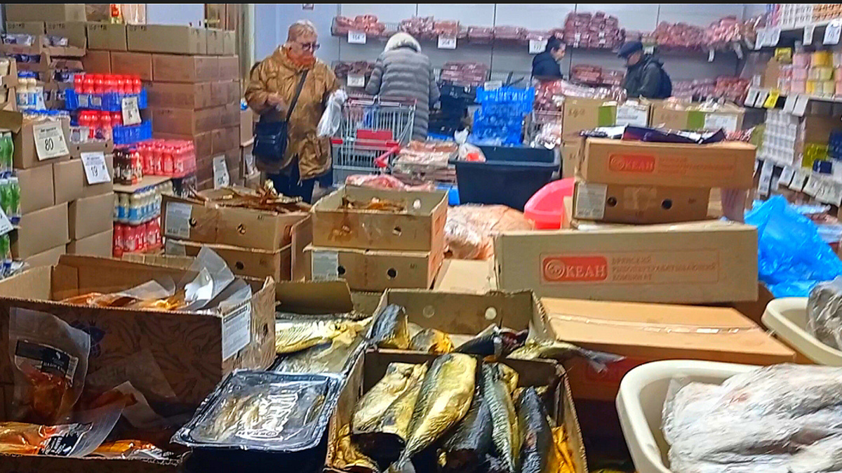 Бывает привозят вкусную конченую скумбрию. Раза в полтора дешевле чем во многих магазинах