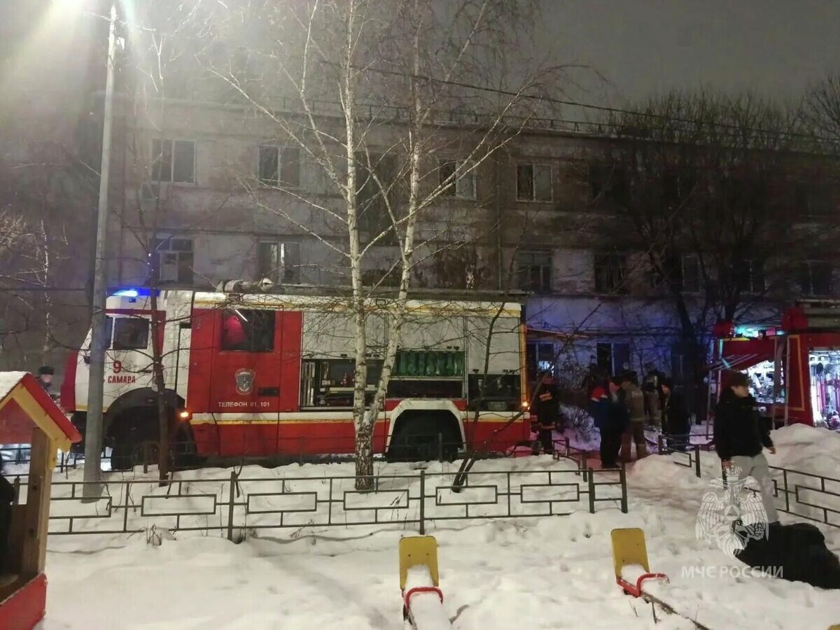   На месте пожара в жилом доме на улице Нагорной в Самаре | © Фото : МЧС Самарской области/MAX