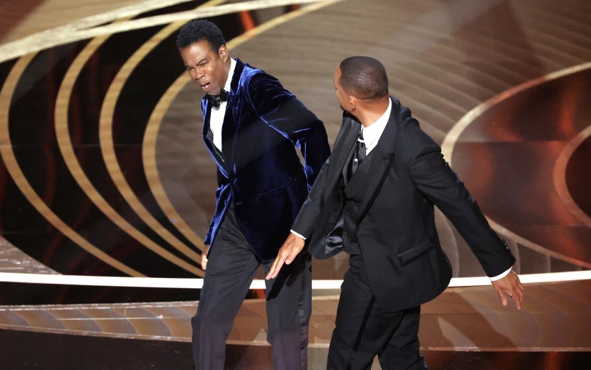 Уилл Смит ударил ведущего Криса Рока на церемонии «Оскар»-2022 из-за неуместной шутки про его жену, Джаду Пинкетт-Смит. Рок пошутил о бритой голове Джады, сравнив её с героиней фильма «Солдат Джейн», не учитывая, что она потеряла волосы из-за болезни (алопеции). Смит счел это оскорблением, вышел на сцену и дал пощечину комику.