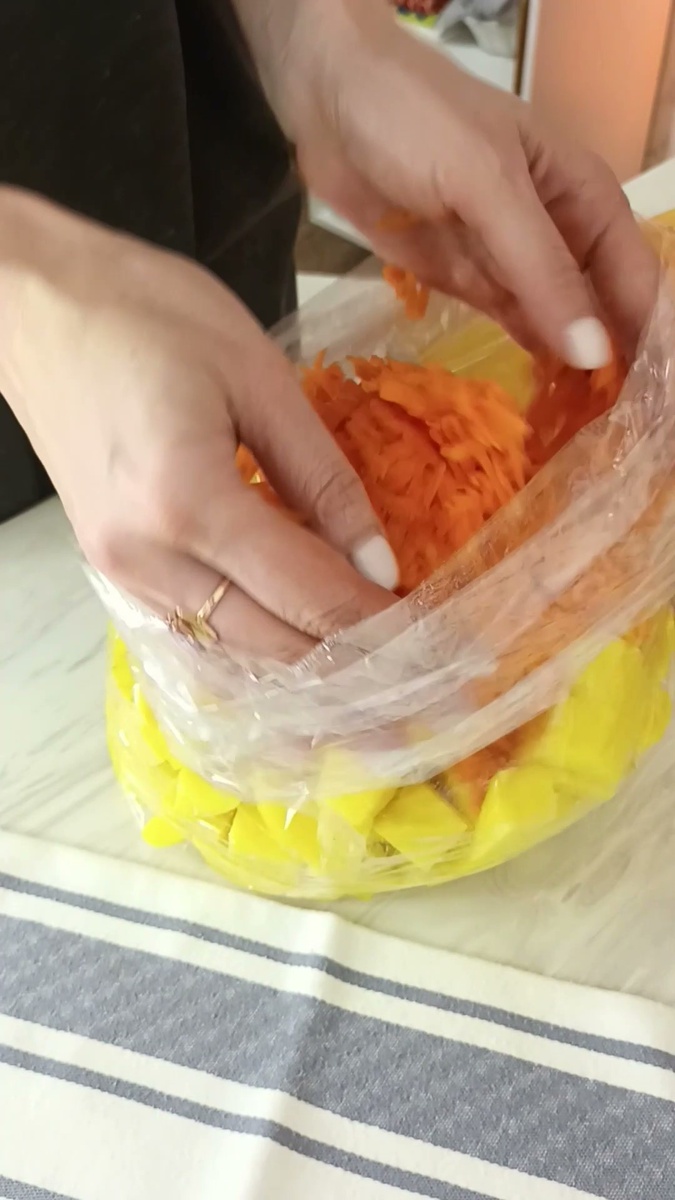 1. Нарезаем картофель, помидоры и мясо кубиками, морковь натираем на
крупной тёрке, лук режем полукольцами и складываем всё в пакет
для запекания.