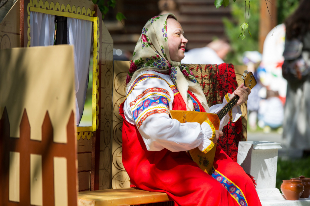    Покупатели отдают предпочтение вещам «славянского» стиля: шубам, платкам и шапкам-кубанкам