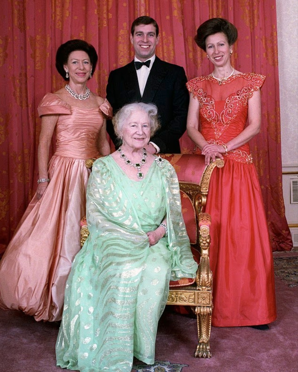 В 2000 году «Танец десятилетий» был приурочен к 70-летию принцессы Маргарет, 40-летию принца Эндрю, 50-летию принцессы Анны и 100-летию королевы-матери (на фото слева направо).