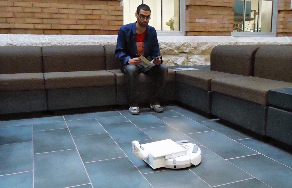 Пылесос с хвостом-интерфейсом. Поднятый хвост (слева) означает, что устройство всем довольно, занимается уборкой и не требует внимания хозяина