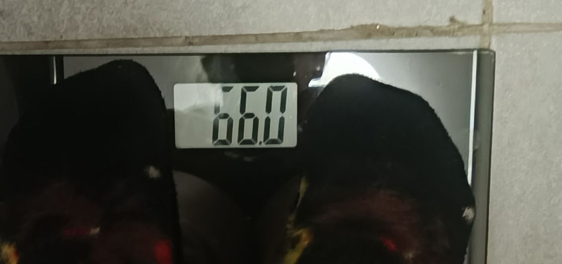 Все-таки плохо заделали "недостроители" мне швы на плитке