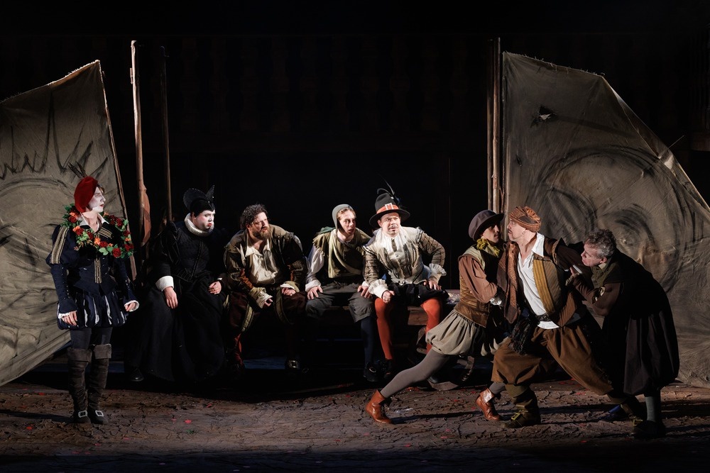    Прием "театр в театре" работает безотказно. Все 12 ролей, в том числе женские, играют мужчины. / Полина Капица