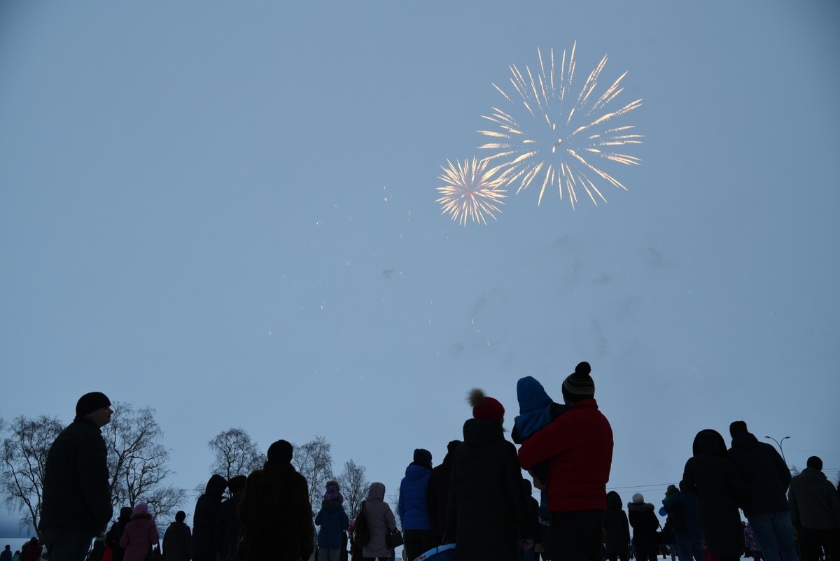    Салют на День защитника Отечества в Петрозаводске. Фото: "Республика"/Любовь Козлова