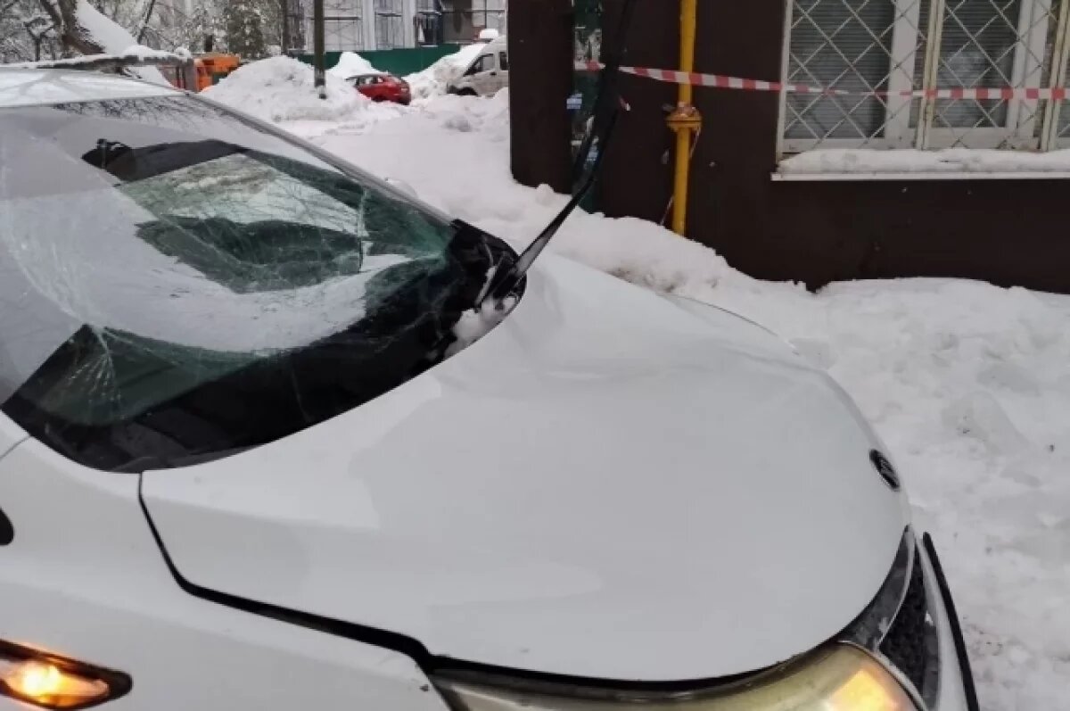    В Пензе упавший с крыши лёд пробил лобовое стекло автомобиля