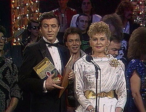 Ведущие – Евгений Меньшов и Ангелина Вовк.