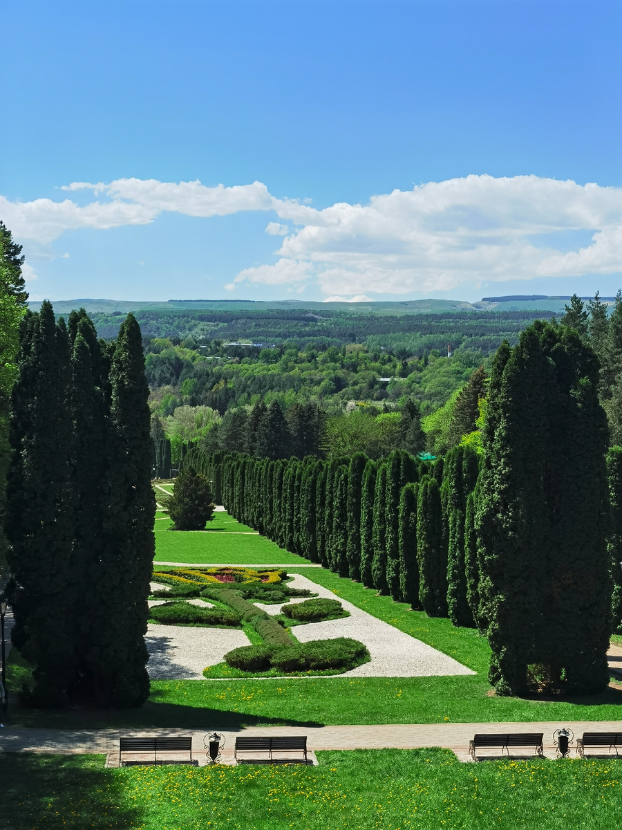 Фото автора. На горизонте под облаками вершины Эльбруса.