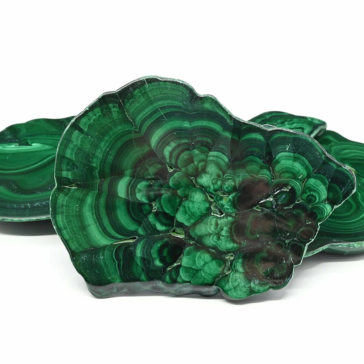 Для каждого пункта я делаю подборку картинок минералов, для визуального ознакомления с ними читателя. На данной фотографии - малахит. Фотографии взяты из открытых источников.